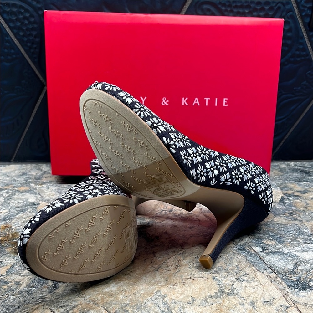 Kelly & Katie Black and White Geometric Heels - Picture 3 of 4